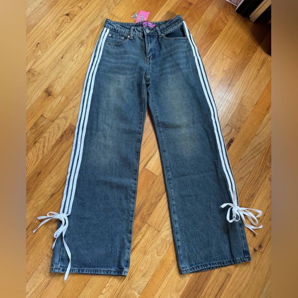 Edikted Jeans with White Stripes